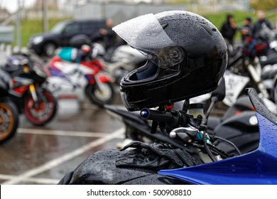 Expert-Guide-Riding-in-the-Rain-What-to-Wear-How-to-Ride-and-Safety-Tips DtagmorMoto